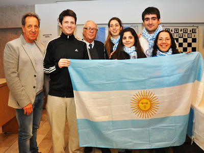 Flor Fernández sostiene la bandera, junto a sus compañeros seleccionados.