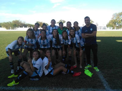 Las chicas de Argentino de Quilmes felices después del triunfo.