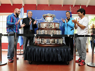 TENIS: En el marco de su gira, el trofeo de la Copa Davis se exhibió en el Club Atlético Bernal.