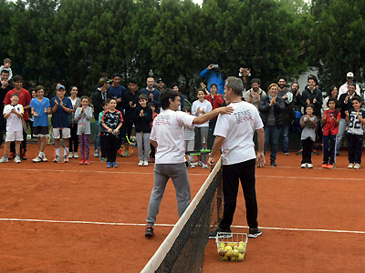 TENIS: En el marco de su gira, el trofeo de la Copa Davis se exhibió en el Club Atlético Bernal.