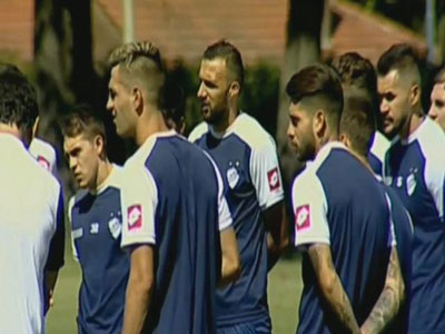 Los futbolistas prestan atención en su primera práctica en Mar del Plata.