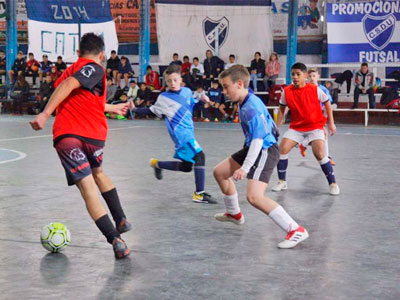 Muchos chicos presentes en la definición del futsal en el Unión Ezpeleta.