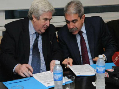 Fernández en plena firma del acuerdo con las universidades.