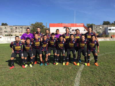 El equipo titular del Juventud con la camiseta alusiva al Honor y Patria.