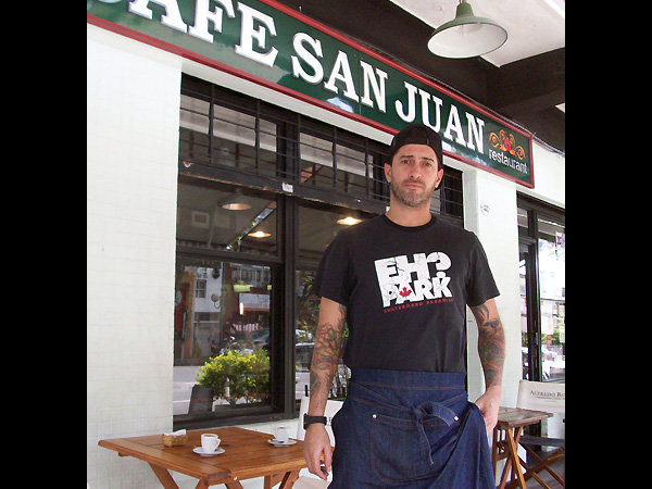 Lele posa en la puerta de su restaurante: Café San Juan.