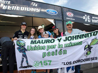 La bandera refleja la pasión que une a Mauro y Johnnito, en la previa de la carrera.