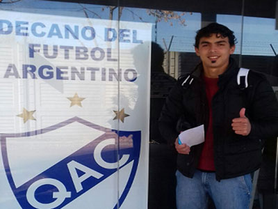 Sainz posando junto al escudo, tras su primer entrenamiento en el QAC.