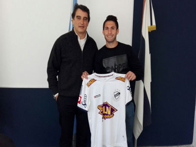 El juvenil Negri en la firma del contrato junto al presidente.