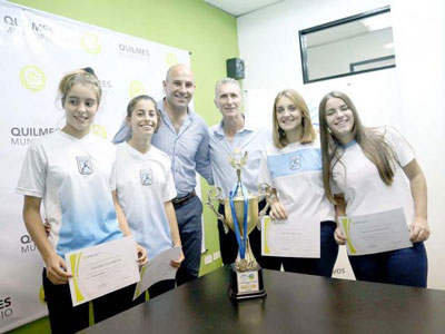 El Intendente Molina junto a las jugadoras quilmeñas del equipo de Beach Handball.