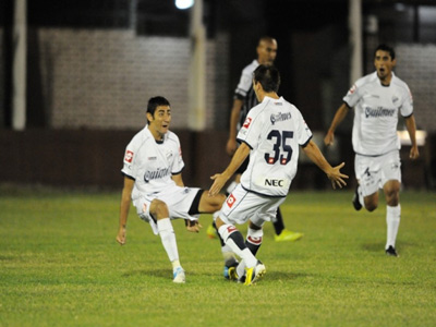 Carrasco celebra su gol, el que abrió la cuenta en Vicente López.