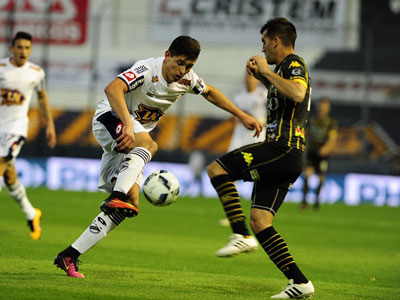 Nico Benegas, autor de un golazo, se lleva una pelota durante el partido.