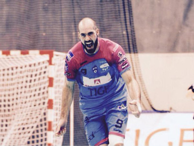 Leo Querín grita un gol con la camiseta de su equipo, el Billère Handball.