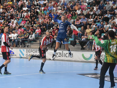 Leo Querín aguantando un embate rival, en el empate de Puerto Sagunto.