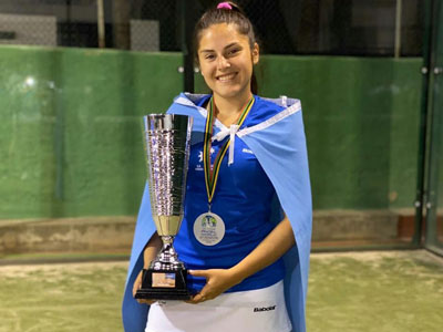 Macarena Prieto disfruta con la copa por el segundo lugar del equipo argentino.
