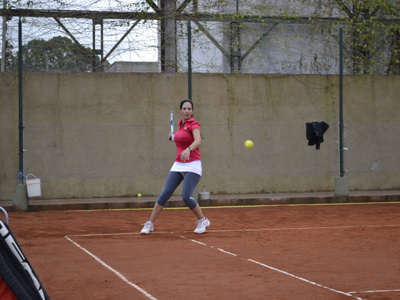 La ganadora del torneo, Paola Grozo, en plena acción.