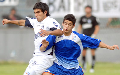 Guzmán lucha por la pelota en un partido en el que su equipo no pudo ganar. 