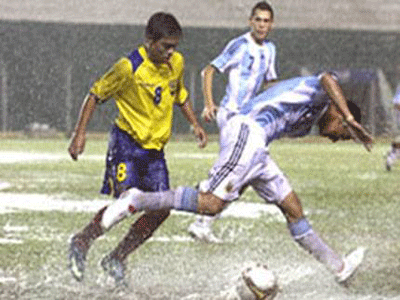 La lluvia complicó al equipo nacional, que cayó en el debut.