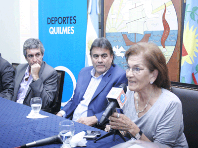 Gutiérrez junto al Secretario Provincial de Deportes y Elvira, la hermana de Miguel.