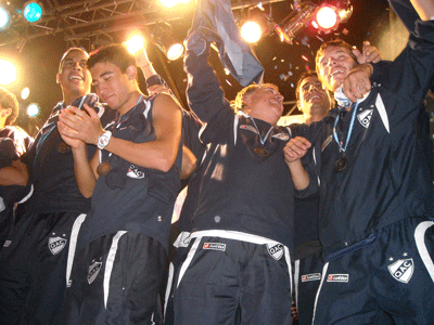 Los jugadores cantan con la gente, luego de la entrega de medallas.