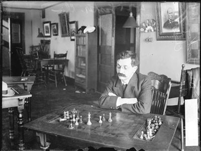 Lasker en su casa, un simbolo del ajedrez quilmeño.