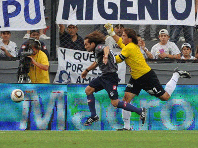 Diego Torres, de mal partido, la lucha contra Cambiasso, clave para el triunfo del QAC.