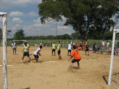 Los equipos jugaron y se divirtieron en el torneo.