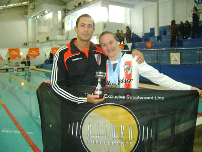 Bertoncello festeja junto a su entrenador, con las medallas reflejando su éxito.