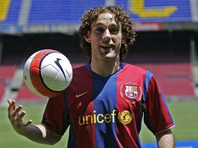 Milito, con cara de alegría, cuando era presentado en el Barça.