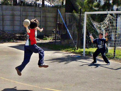 Los chicos tienen la oportunidad de practicar handball de forma gratuita.