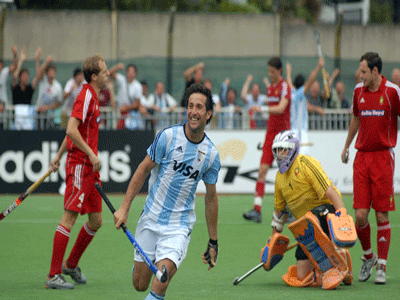 Mario Almada celebra el cuarto gol del equipo, el de la consagración.
