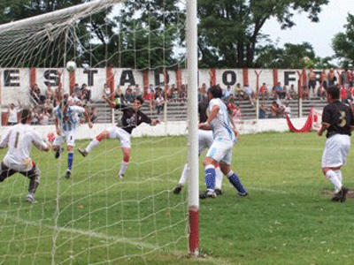 Argentino jugó muy bien y goleó en su paso por San Miguel.