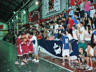 Los jugadores de Libertad festejan uno de los goles, frente a la tribuna de Lamadrid.