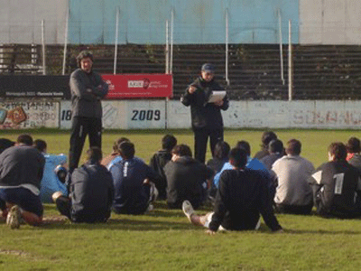 Néstor Martínez, charlando con sus dirigidos en un entrenamiento.