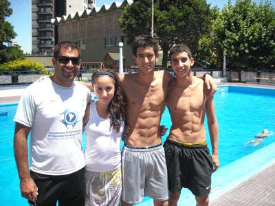 El entrenador, junto a los tres destacados nadadores.