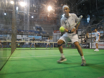 En una exhibición, Roberto Gattiker jugó en la cancha instalada en el Polideportivo.