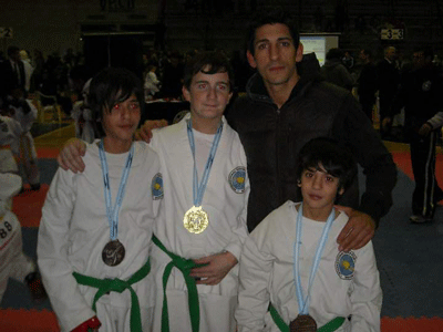 Batista con algunos de los chicos, durante la competencia.