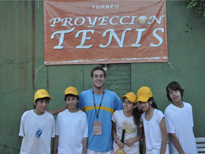 Uno de los organizadores, junto a algunos de los chicos que jugaron el torneo.