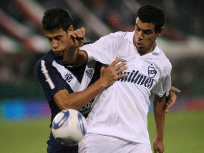 Vázquez marcado de cerca. Pese a eso, convirtió dos goles frente a Vélez.