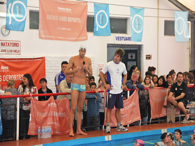 El gran nadador nacional, en un momento de la clínica en Cooperarios.