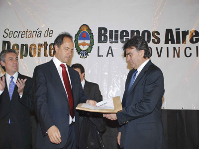 Scioli y Gutiérrez en el momento de la entrega de los subsidios.