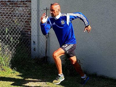 Diego Abal entrenando en su casa, en medio de la cuarentena.