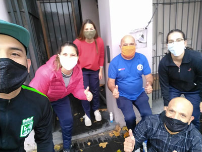 Las chicas del Mariano Acosta en plena entrega del material al comedor Copa de Leche.
