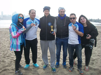 Pineda disfruta de su copa, junto al resto de los ganadores en Mar del Plata.