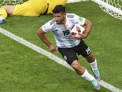 Agüero agarra la pelota después de convertir el descuento argentino.