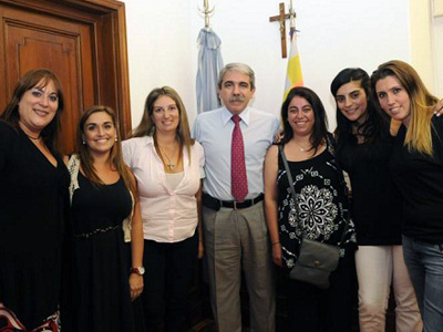 Las chicas en la presentación formal con el presidente, Aníbal Fernández.
