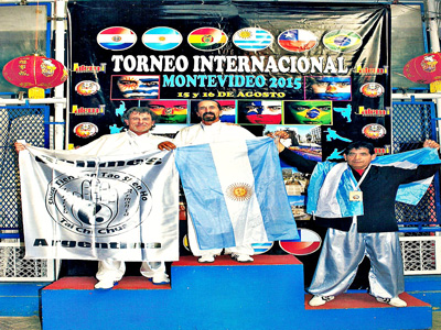 Podio con quilmeños en el torneo internacional disputado en Uruguay.