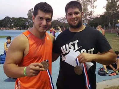 Joaquín Gómez posa con una medalla de Oro más, ahora en Paraguay.