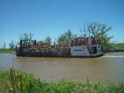 Un barco permitió trasladar a los nadadores en el Cruce del Yaguarón que ganó Pineda.