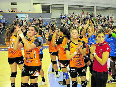 Las chicas saludan al público, que alentó pese a la eliminación de la EHF Cup.