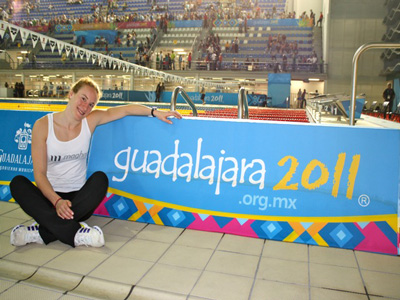 Cecilia posando en el estadio que se desarrollaron las pruebas de natación.